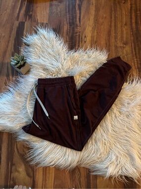 Vuori Women’s Performance Joggers Maroon